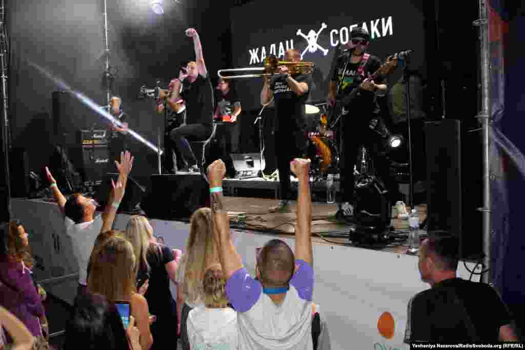 Сергій Жадан – гість обох культурних фестивалів у Запоріжжі. В рамках його перебування у місті – участь у панельних дискусіях, літературні читання та виступ з гуртом «Жадан і Собаки»