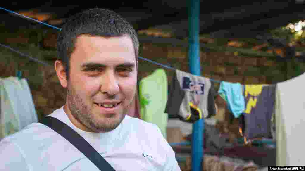 Осман Белялов – брат фигуранта бахчисарайского «дела Хизб ут-Тахрир» Мемета Белялова. Российские силовики арестовали его в октябре 2017 года. Все это время крымчанин находится под арестом