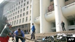 Уборка после беспорядка. Кишинев, апрель 2009 г