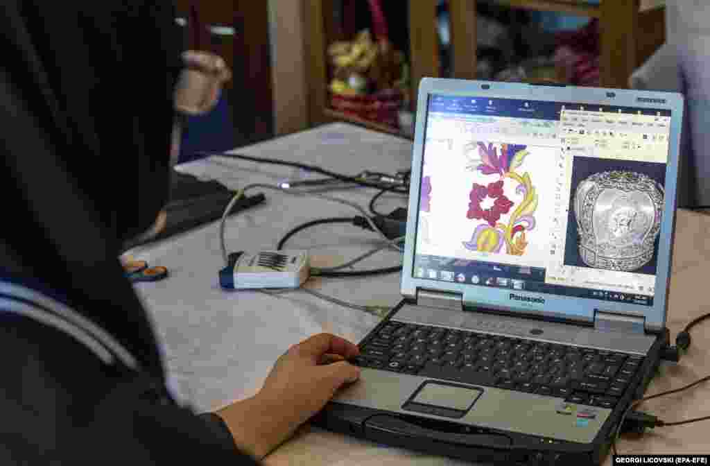 Черниця використовує програмне забезпечення для створення митри. Найпоширеніший стиль митри у Православній церкві базується на закритій імператорській короні пізньої Візантійської імперії