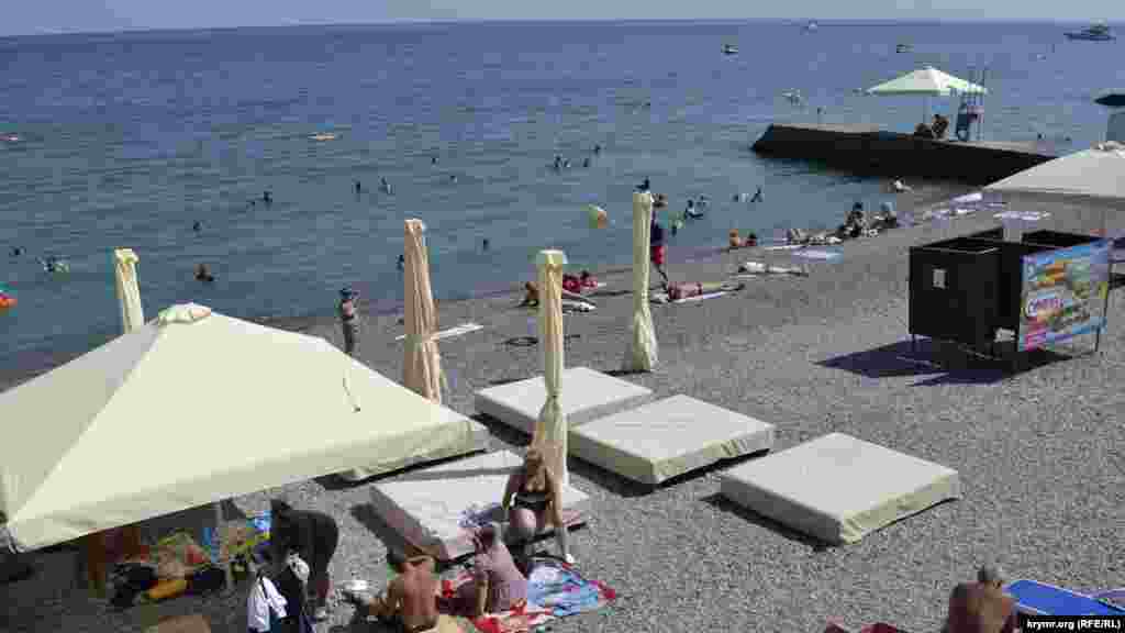 Замыкает западную цепочку пляжей городской пляж «Приморский». После наводнения 18 июня, он пострадал больше всех остальных, но его уже успели привести в порядок