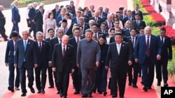 Kineski predsjednik Xi Jinping i strani lideri, uključujući ruskog predsjednika Vladimira Putina i sjevernokorejskog lidera Kim Jong Una, hodaju do govornice na Trgu Tiananmen uoči ceremonije obilježavanja 80. godišnjice završetka Drugog svjetskog rata.