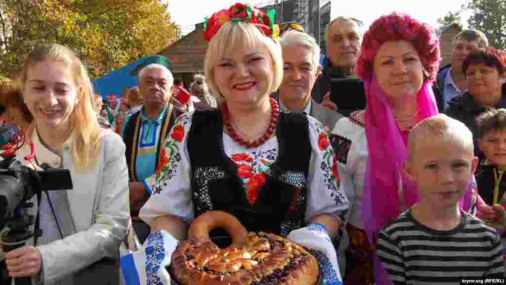 При содействии властей Севастополя перед праздником также было создано общество «Малороссия», представители которого приветствовали севастопольского губернатора от имени украинского народа. Они поднесли ему колбаски и пирог. При этом российский глава Севастополя Михаил Развожаев удивился отсутствию на столе украинской горилки (водки)