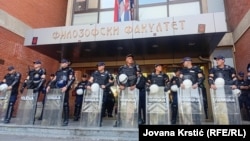 Policijski kordon na ulazu Filozofskog fakulteta u Novom Sadu, 27. avgust 2025.