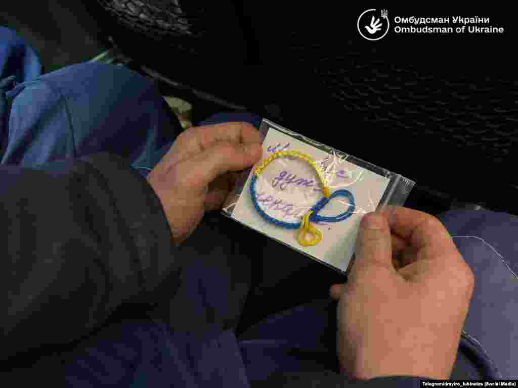 Листівка-привітання  їх отримали українські захисники після повернення. Український омбудсмен Дмитро Лубінець написав у своєму телеграм-каналі, що «Українські воїни надзвичайно радіють рідній мові та теплим словам»