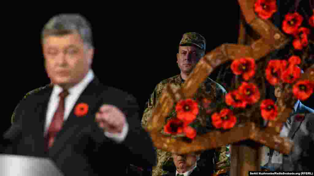 Президент України Петро Порошенко: «Єдине, чого поки що не можу обіцяти, – що мобілізації цього року взагалі не буде. Її перспективи, її масштаби залежать не лише від наших планів, але й від обстановки на фронті»