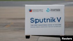 Рекламуючи «Спутнік V», Росія не забуває нагадувати, що ця вакцина стала першою зареєстрованою у світі (всупереч світовим нормам, без завершення належних випробувань), і твердити, ніби технологія її виробництва підтверджена (що викликає значні сумніви у світі)