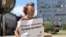 Участница одиночного пикета в Новосибирске