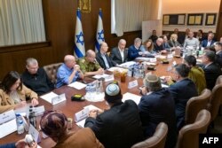 Прем’єр-міністр Беньямін Нетаньягу очолює засідання кабінету міністрів безпеки для голосування за припинення вогню в Газі та угоду про звільнення заручників. 17 січня 2025 року