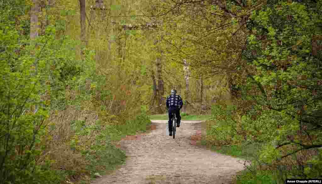«Здесь я чувствую себя свободным. Когда лето приходит, и сад в полном цвету, становится очевидным, почему я решил вернуться». В окружении пения птиц, сидя в саду Василию это кажется практически убедительным до тех пор, пока мы не прощаемся и пытаемся покинуть зону отчуждения