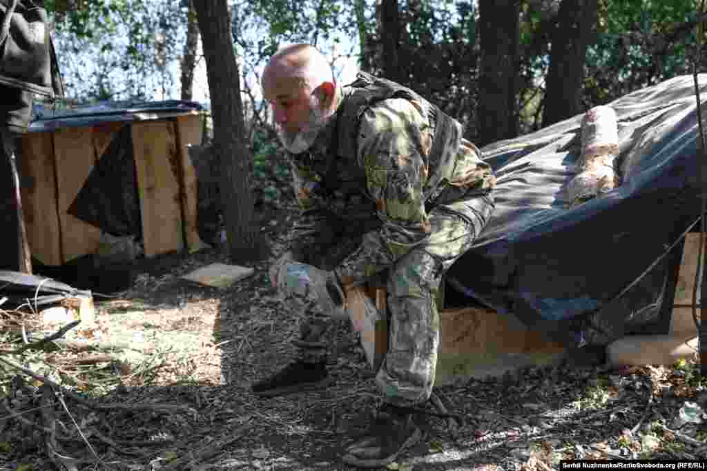 «Складний напрямок, але, здається, поки тримаємо, вибору немає. Намагаємося не пропустити. У кожного сімʼї, дім, про них думаєш у першу чергу, – каже В'ячеслав. – Не шкодую що пішов на війну, дружина і зараз плаче: «Може ти якось повернешся?». А як я пацанів кину? А скільки їх загинуло?! переступити через всі ці принципи, я не з тої породи». У бійця виступили сльози, він швидко змахує їх рукою і йде готувати САУ до подальшої роботи