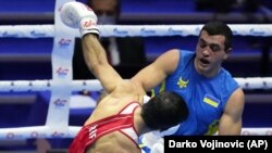 Український боксер Юрій Захарєєв під час поєдинку з росіянином Вадимом Мусаєвим. Белград, 6 листопада 2021 року 