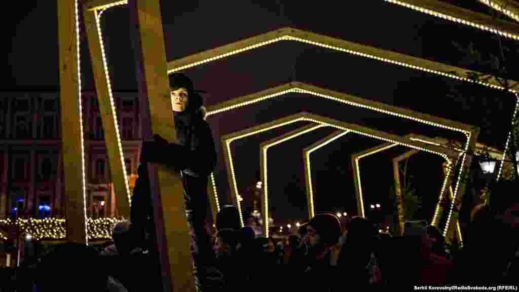 Дерев’яні конструкції навколо пам’ятника Богдану Хмельницькому