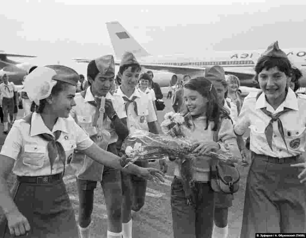 На півострів Саманта Сміт прилетіла з Москви. В аеропорту Сімферополя її вже зустрічали діти з табору. «Дорогою в «Артек» хлопці разом з акордеоністом навчили мене кільком популярним пісням, у тому числі і знаменитій «Пусть всегда будет солнце!» – її ми співали англійською мовою», – згадувала Саманта