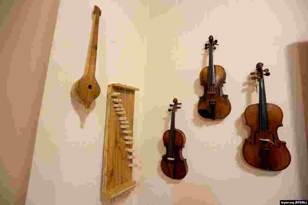 Это сазы Мамута Рефатова, самобытный музыкальный инструмент «къавут», названный в честь родного села Тувакъ мастером Муртазой Велиджановым, давул Идриса Велиева и скрипки «крымскотатарского Страдивари» Люмана Сеитджелилова.