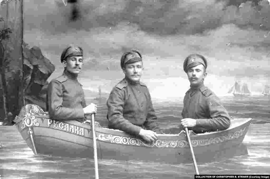 Штайнер считает, что успех непривычного портретного стиля заключался в том, что визуально они создавали иллюзию «восхождения по социальной лестнице», которая позволяла обычным людям «повышать свой статус» за счет позирования в атмосфере роскоши