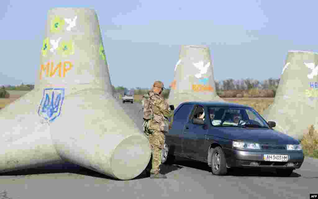 Боєць батальйону «Азов» на блокпості біля Маріуполя  