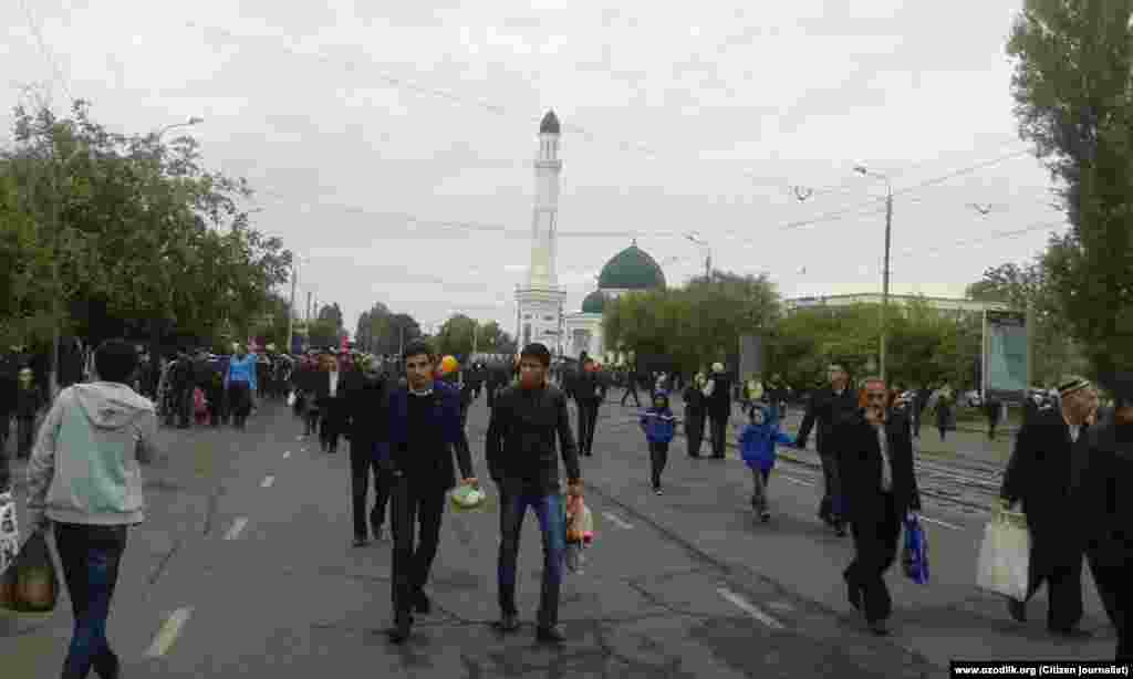 Мардум барои намози ид ба масҷиди нави “Минор” мераванд