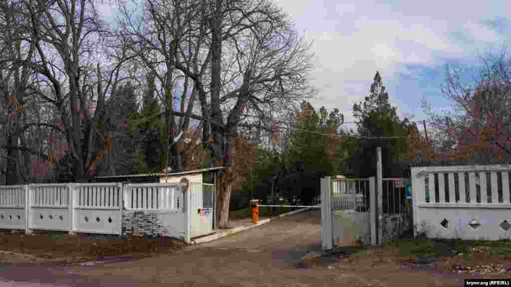 Главные ворота водолечебницы «Черные воды»