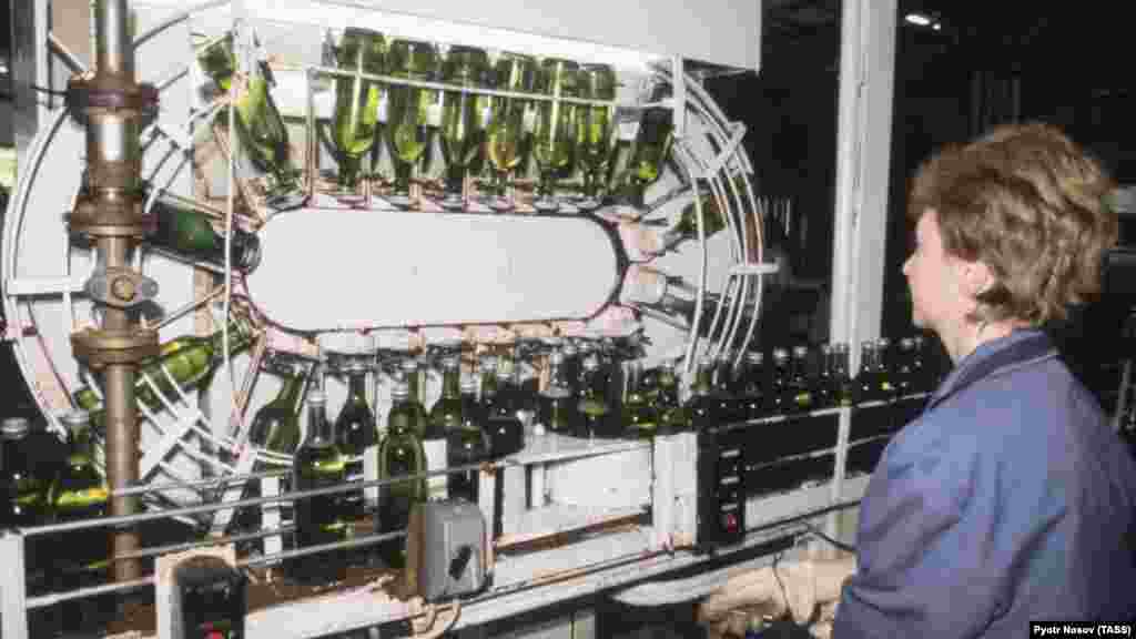 Разлив вина в комплексе «Массандра». Фото: 1991 год