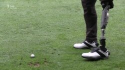 Гра у гольф як спосіб відволіктися від війни на Донбасі (відео) Гра у гольф як спосіб відволіктися від війни на Донбасі (відео)