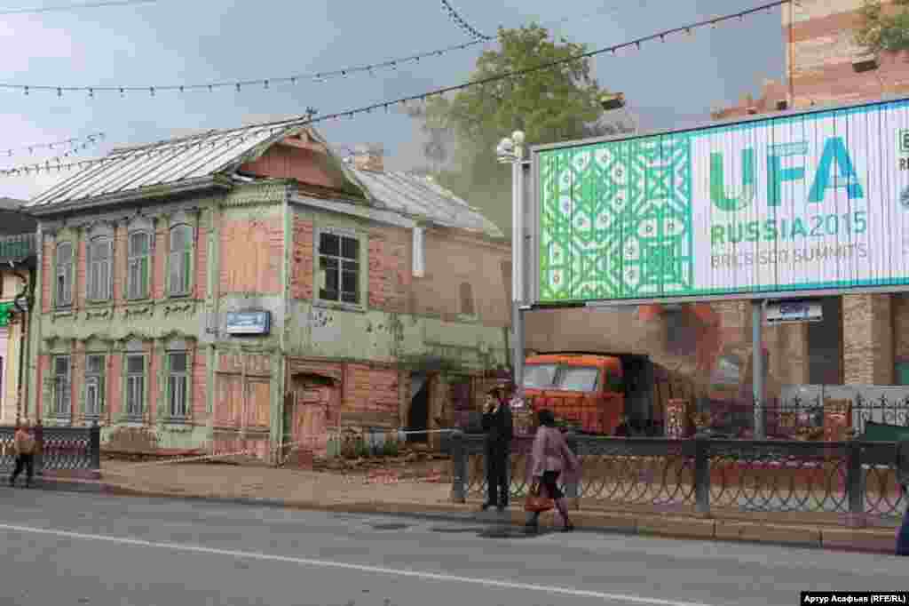 Снос старинного купеческого дома в Уфе в процессе "благоустройства" города. Май 2015 года