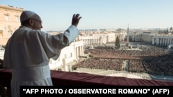 Папа римский Франциск обращается с рождественским посланием