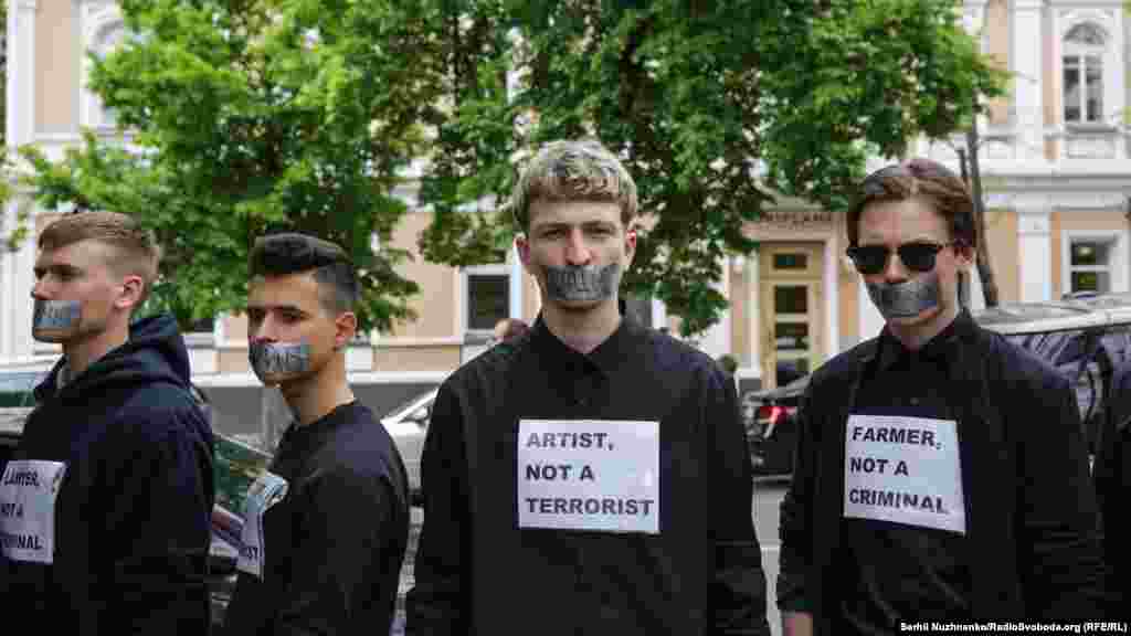 «Артист, а не террорист», «Фермер, а не преступник» – хотят сказать участники акции послам государств-членов ПАРЕ