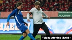 Глава Чечни Рамзан Кадыров (справа) на стадионе "Ахмат Арена" в 2017 году. Архивное фото