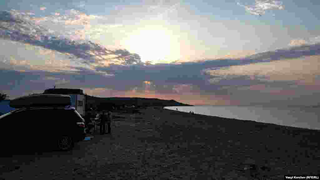 Но, несмотря ни на что, вечер на Чокраке прекрасен: солнце садится за горизонт, рыбаки выходят к кромке прилива в надежде поймать кефаль, тихо шелестит прибой и аромат степи разносится по побережью 