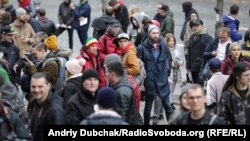 Учасники маршу біля Кабміну