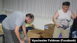 Волонтери передають Україні гуманітарну допомогу (В'ячеслав Фельдман зліва). Ізраїль