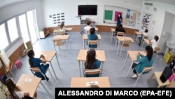 Школи в Італії починають цього року навчання 14 вересня, але деякі вже відкрилися для учнів, які не завершили належно попередній шкільний рік. Тепер у них столи для одного учня, а не двох, між ними дистанція – і, звичайно, маски. Турин, Італія, 1 вересня 2020 року