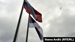 Національні прапори Сербії та Росії