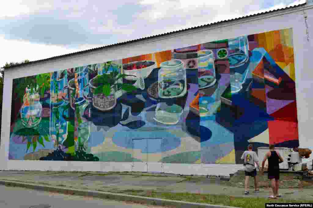 Автор – уральский граффист Максим Реванш. У картины пока нет названия. "Пешком под стол", – шутит Максим