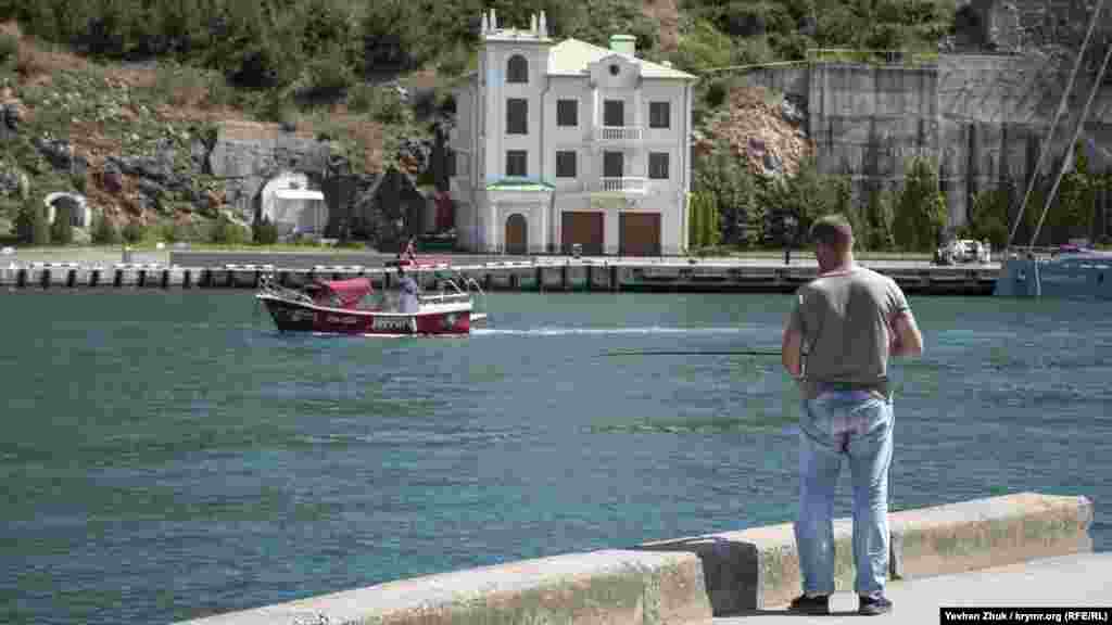 Таврическая набережная – популярное место среди рыбаков-любителей