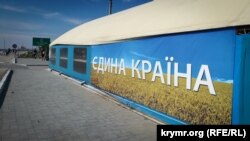 За інформацією СБУ, отримані дані жінка передавала за допомогою «каналів електронного зв’язку», а також під час виїздів до анексованого Криму та Москви