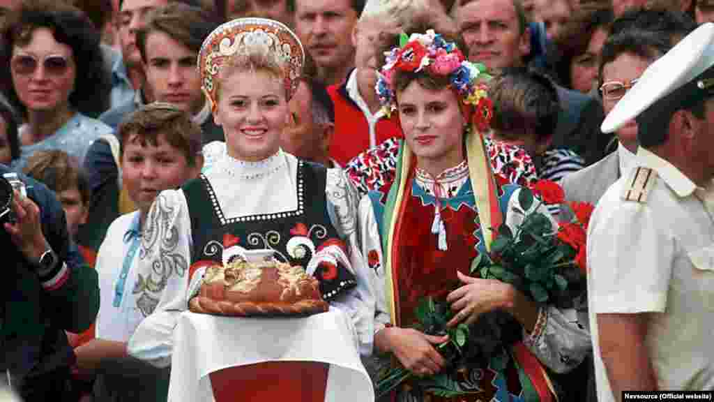 Всі дні перебування американців у місті на Графській пристані, площі Нахімова і в морпорту був справжній ажіотаж – тисячі місцевих жителів, радянських моряків і їхніх рідних прийшли подивитися на американські кораблі і поспілкуватися з членами екіпажів