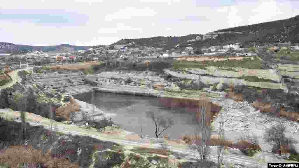 Общий вид карьера в Инкермане в конце января 2021 года. Воду из водоема российские власти начали забирать в конце ноября 2020 года. Водозабор проработал около месяца, меньше ожидаемого срока. Жители Инкермана выступали против решения российских властей Севастополя забрать воду из озера в бывшем карьере