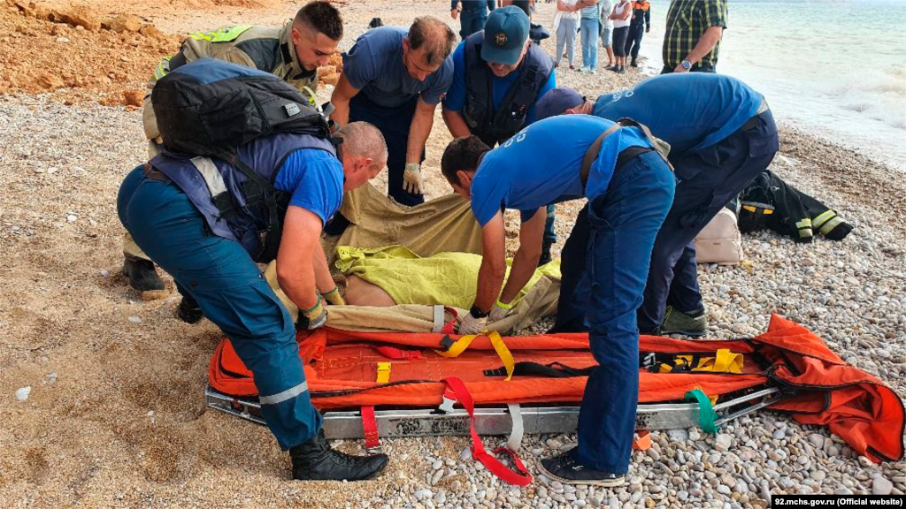 Пандемия коронавируса – не единственная смертельная угроза, преследовавшая туристов в этом году. Происшествие в районе поселка Любимовка под Севастополем в начале сентября обернулось неприятными последствиями для двух туристов, отдыхавших на «диком» пляже. Грунтом засыпало парня и девушку, которые отдыхали в тени отвесной земляной стены, пишет севастопольское издание ForPost со ссылкой на очевидцев. По их словам, пострадавших из-под завалов откапывали отдыхающие, их одежда так и осталась под завалом.  На фото: сотрудники российского МЧС по Крыму оказывают помощь пострадавшим при сходе грунта в поселке Любимовка, 5 сентября