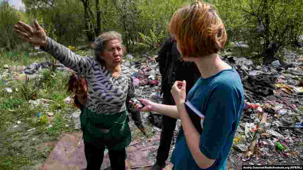 Роми зустріли кореспондентів Радіо Свобода привітно. Віра Макова розповідає про життя табору і проблеми, з якими стикаються  