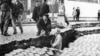 Fotografija snimljena u travnju 1960. u Valdiviji, na kojoj ljudi gledaju ogromnu pukotinu na ulici nastalu zbog potresa magnitude 9,5 koji je pogodio to područje, 22. svibnja 1960.