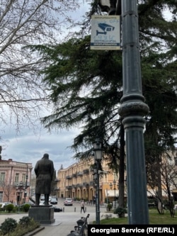 ალექსანდრეს ბაღში ვიდეოკონტროლის შესახებ გამაფრთხილებელ აბრაზე მიწერილია ჯორჯ ორუელის ცნობილი რომანის სათაური - 1984