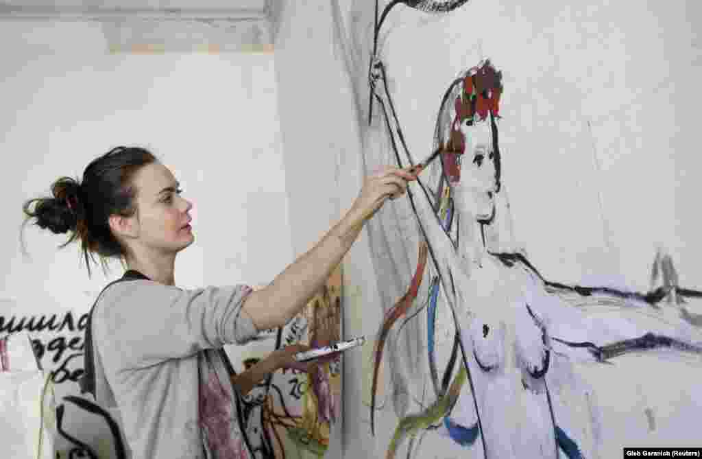 Оксана Шачко малює на стінах своєї кімнати. Київ, 2012 рік. За даними Reuters, Шачко вивчала іконографію в Хмельницькому
