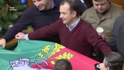 Криворіжці приїхали мітингувати під Раду, а Гройсман вже вдруге переніс голосування Криворіжці приїхали мітингувати під Раду, а Гройсман вже вдруге переніс голосування