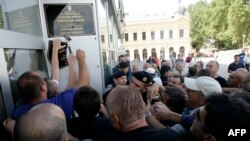 Demonstranti razbijaju dvojezične ploče u Vukovaru, 2 rujna 2013.