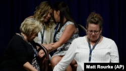 Жертви насильства та їхні близькі слухають виступ прокурора 14 серпня 2018 року