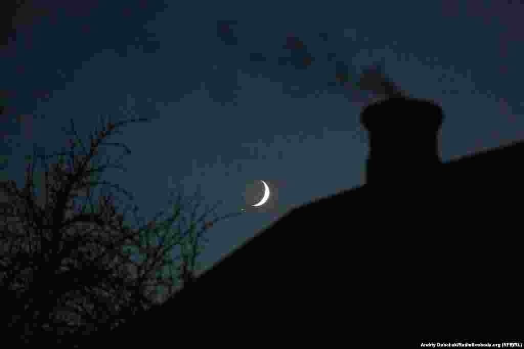 Ми відзняли репортаж і поїхали, а над уже вдруге «сірою» Катеринівкою сходив молодий місяць. Було тихо