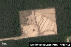 Юго-восточная строительная площадка военного объекта в районе села Павловка. Спутниковый снимок от 13 августа 2025 года.