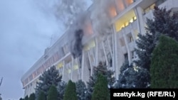 У ніч на 6 жовтня на третьому поверсі будинку, де працюють президент і парламент Киргизстану, спалахнула пожежа, повідомляє киргизька служба Радіо Свобода